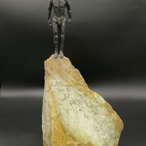 Hombre Joven sobre roca a punto de saltar al agua