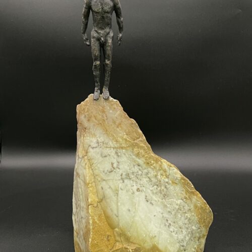 Hombre Joven sobre roca a punto de saltar al agua