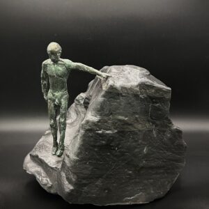 Hombre Joven sobre roca bajando a bañarse